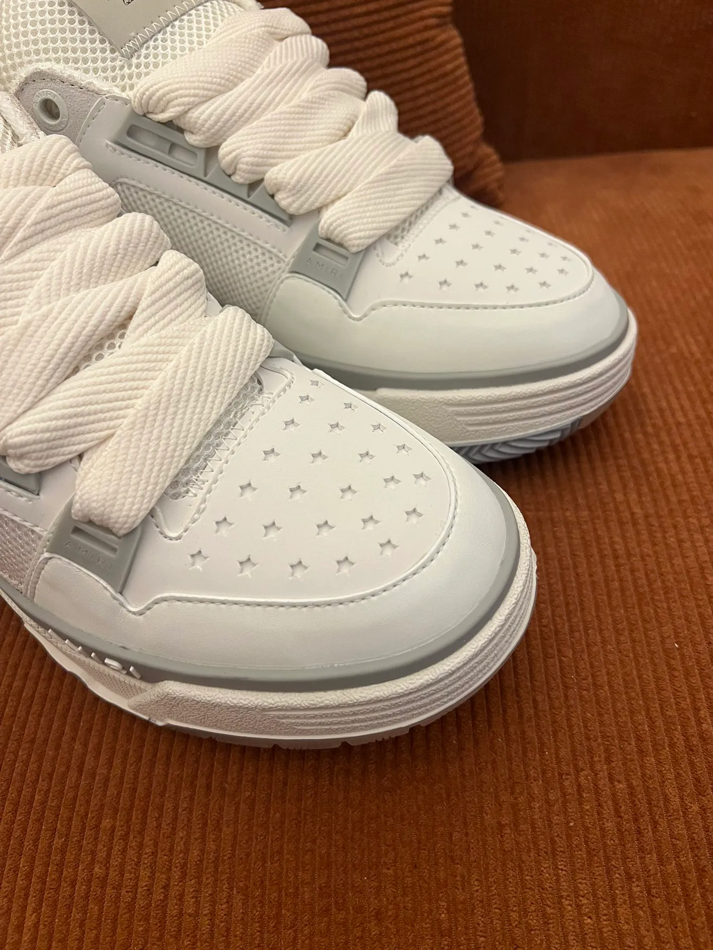 p620💰Men's shoes Amiri Emile's 2023 spring and summer new MA-1 bread shoes, couple models, casual sports shoes, sneakers Amiri gave up the rock punk style in the new season and used a large number of unsaturated colors, Morandi tones, whether you see or wear them, it will make people very happy. The large tongue of the bread shoes continues, shortens the length of the shoe body, thickens the midsole, and the toe part is more rounded. Amiri's brand letters and MA logo appear on the side of the shoe. Fabric: Original customized imported first-layer cowhide + mesh. Lining: Original customized breathable towel lining. Outsole. Foam combination material. Bottom thickness: 4CM. Size: Men's 39-45